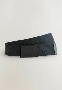 Ceinture en tissu tissé noir avec une boucle rectangulaire en métal noir mat, enroulée à plat sur un fond clair.