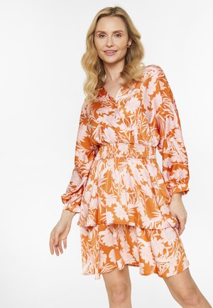 Bloemendress in oranje met roze bloemen, voorzien van een V-hals, lange mouwen, elastische tailleband en gelaagde rok. Soepele, lichte stof.