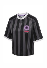 Svart och grårandig sporttröja med korta ärmar, vit krage och lila cirkulär logotyp med hjärndesign och varumärkesnamn.