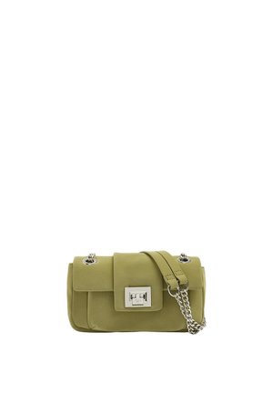 Mała oliwkowo-zielona torebka z klapą, srebrnym zatrzaskiem typu turn-lock oraz podwójnym łańcuszkiem i skórzanym paskiem na ramię.