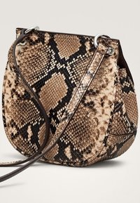 Brun og sort taske med slangeskinds-mønster, blød tekstur, rund form, sølv hardware og en lang rem til brug som crossbody.
