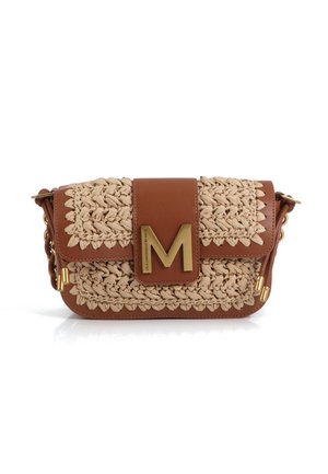 Bolso de cuero marrón con frente beige tejido, logo dorado "M", cierre de solapa magnético y correa de cadena. Detalles texturizados en toda la superficie.