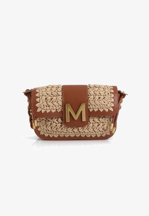 Bolso de cuero marrón con frente beige tejido, logo dorado "M", cierre de solapa magnético y correa de cadena. Detalles texturizados en toda la superficie.