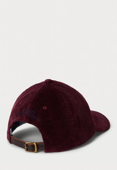 Bordeaux kordfløyels baseballcap med en justerbar brun lærstropp, med brodert "Polo Ralph Lauren" på baksiden.