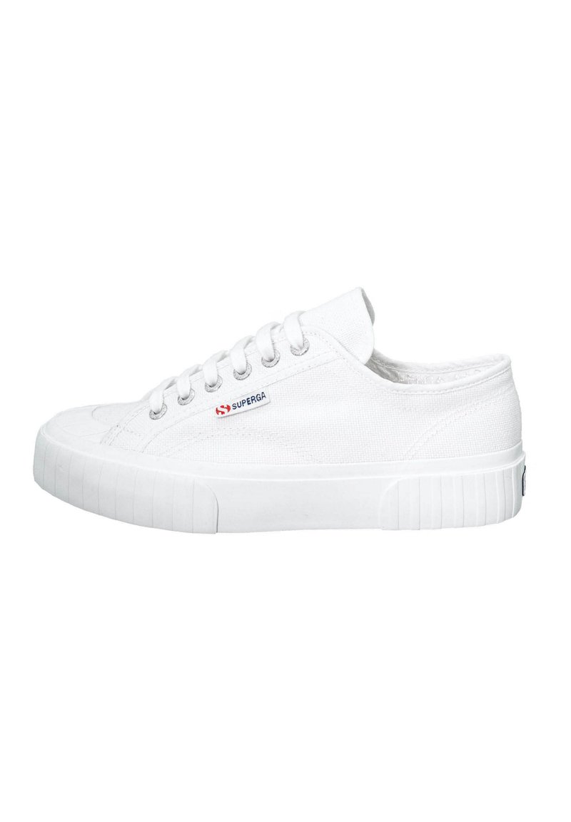 Sneaker bianco in tela con punta arrotondata, tomaia testurizzata e suola in gomma piatta. Presenta sei occhielli e un'etichetta con logo sul lato.