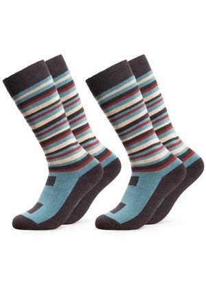 Vier gestreifte Kurzsocken in Blau, Creme, Bordeaux und Dunkelbraun mit einfarbigen dunkelbraunen Fersen und Zehen.