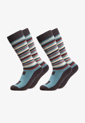 Vier gestreifte Kurzsocken in Blau, Creme, Bordeaux und Dunkelbraun mit einfarbigen dunkelbraunen Fersen und Zehen.