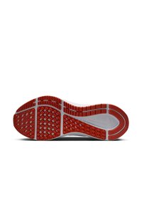 Suela de zapato con un material de goma roja con patrón y una entresuela blanca. Presenta formas rectangulares y en diamante para tracción. Logo de Nike presente.