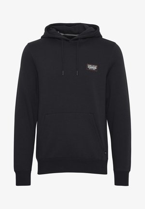 Černá mikina s kapucí vyrobená z měkké tkaniny, s přední kapsou, nastavitelnou šňůrkou na kapuci a malou značkovou nášivkou na hrudi.