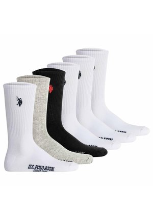 Sechs Paar Socken: zwei weiße, eine graue, eine schwarze, jeweils mit geripptem Design und gestickten Logos. Text auf den Sohlen.