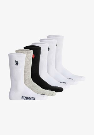 Sechs Paar Socken: zwei weiße, eine graue, eine schwarze, jeweils mit geripptem Design und gestickten Logos. Text auf den Sohlen.