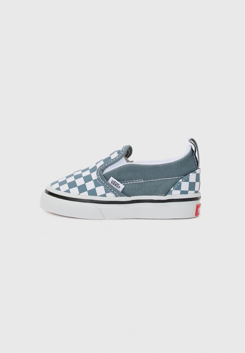 Σνίκερς slip-on με καρώ σχέδιο σε μπλε και άσπρο, με καμβά επάνω, καουτσούκ σόλα και μαύρες λεπτομέρειες. Κόκκινη λεπτομέρεια λογότυπο.