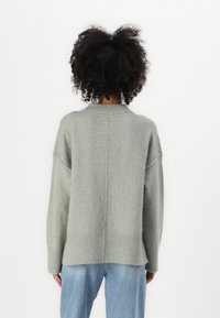 Hellgrüner, oversized Pullover mit geripptem Saum und Bündchen. Er hat einen lässigen Schnitt, weite Ärmel und einen runden Halsausschnitt.