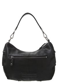 Borsa a spalla in pelle nera con design curvo, dotata di chiusura a zip superiore e tasca frontale con zip. Accentuata da hardware in argento.
