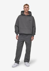 Pegador LOGO OVERSIZED  - Huppari - washed anthracite