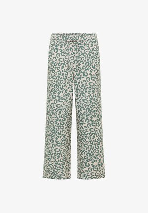 Pantalon à jambes larges avec motif léopard vert et ceinture en tissu assorti nouée à l'avant de la ceinture sur un fond clair.