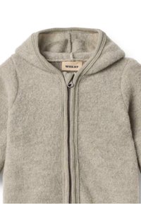 Mikina s kapucňou na zips z fleecu v svetlo šedej farbe s jemnou textúrou, ktorá má kapucňu, kontrastný zips a na golieri je štítok s nápisom "WHEAT".