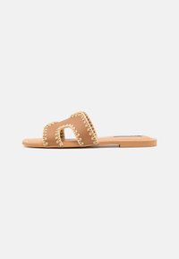 ZIGZAG - Pantolette flach - cognac