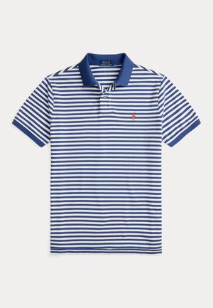 Camisola polo de manga curta para homem, com riscas horizontais azuis e brancas, colarinho azul e pequeno logótipo bordado em vermelho no lado esquerdo do peito.