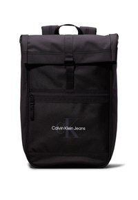 Fekete hátizsák, tartós anyagból, feltekerhető dizájnnal, elülső cipzáras zsebbel és fehér Calvin Klein Jeans logóval.