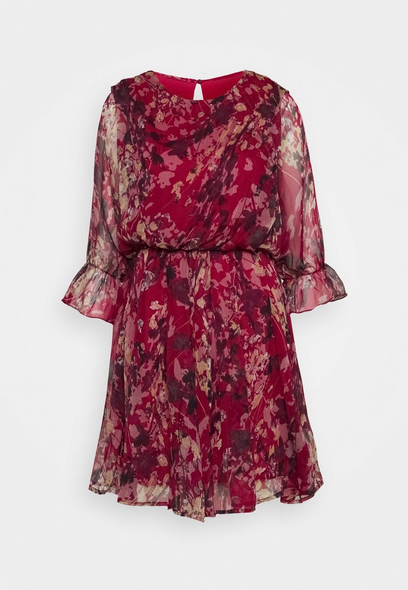 Robe rouge en tissu transparent à fleurs, taille cintrée, manches bouffantes trois-quarts, poignets à volants et fermeture à boutonnage en forme de trou à la nuque.