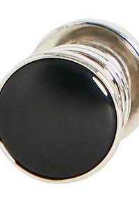 Musta pyöreä nuppi, jossa on sileä pinta ja metallinhohtoinen hopeabase. Varustettu kiillotetulla pinnalla ja yksinkertaisella muotoilulla. Sopii oviin tai laatikoihin käytettäväksi.