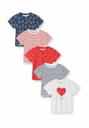 Vijf kindershirts met korte mouwen in rood, wit en blauw, met harten, strepen en een "sweet heart" afbeelding op het witte shirt.