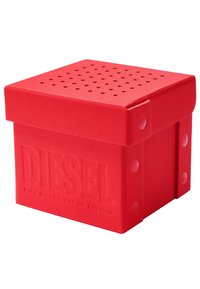 Scatola di stoccaggio in plastica rossa con coperchio ventilato. Presenta un logo del marchio in rilievo e una superficie testurizzata. Forma quadrata con angoli arrotondati e punti sulla parte superiore.