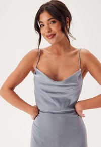 Cowl-neck satin klänning i mjuk blå, med tunna stejlar och en åtsittande silhuett, med en slät, glänsande yta och minimalistisk design.