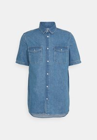 Džínsová košile s krátkým rukávem v světle modré barvě, s límcem na knoflíky, předními kapsami s klopami a zakřiveným lemem.