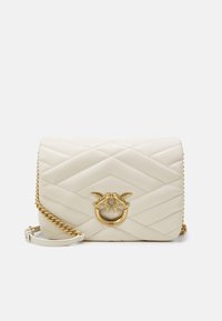 Borsa a tracolla in pelle bianca trapuntata con un'apertura a forma di uccello in metallo dorato. Presenta cuciture diagonali e una chiusura con pattina.