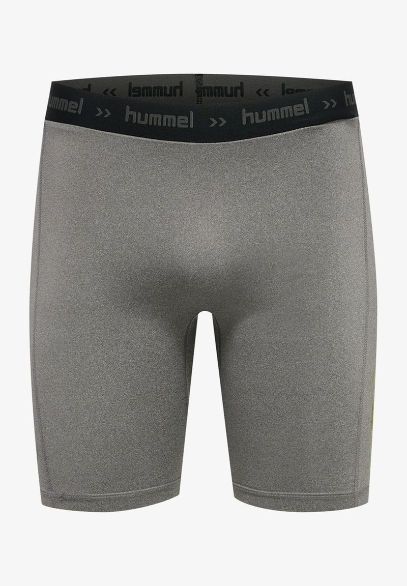 Shorts de sport gris au toucher lisse, avec une taille élastique noire estampillée et une coupe ajustée.