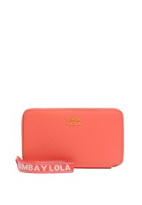 Cartera de cuero color coral con textura suave, presenta un logo dorado y una correa rosa con el texto "BIMBA Y LOLA". Forma rectangular con cierre de cremallera.