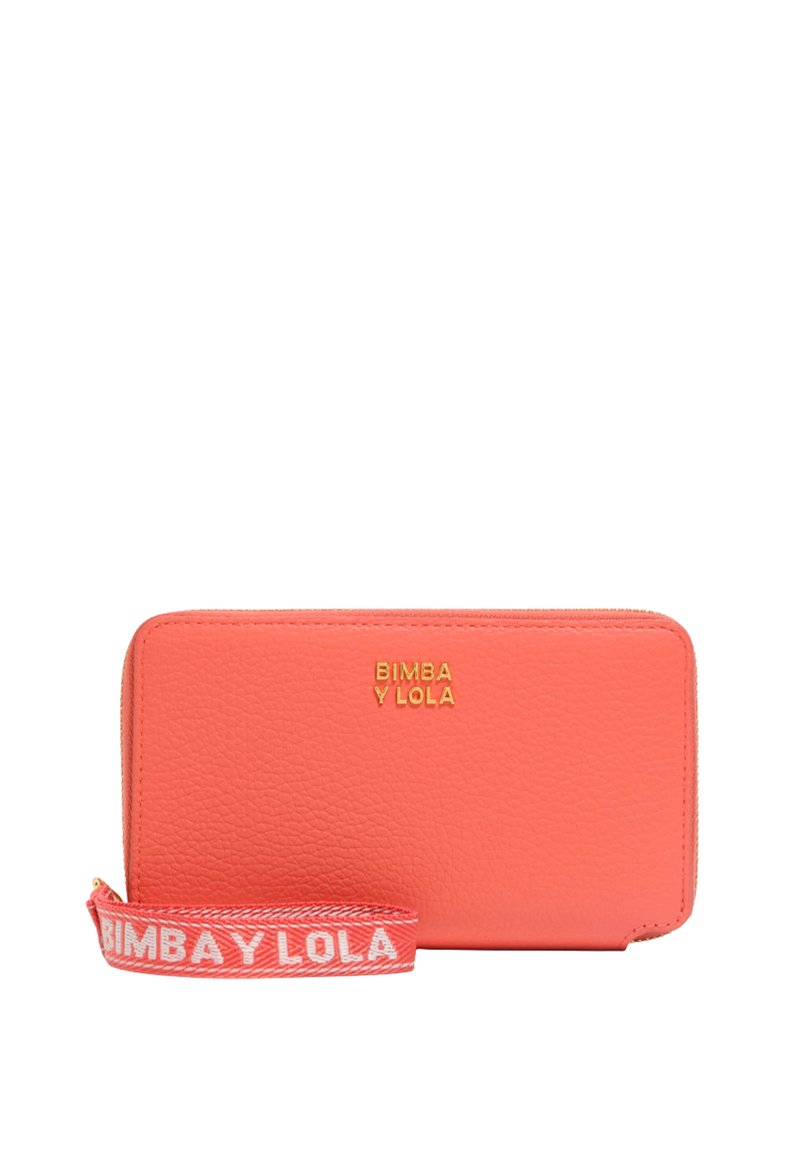 Cartera de cuero color coral con textura suave, presenta un logo dorado y una correa rosa con el texto "BIMBA Y LOLA". Forma rectangular con cierre de cremallera.