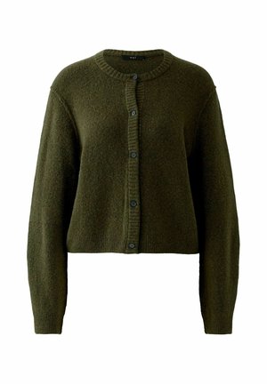 Olivgrüne, kurz geschnittene Strickjacke aus weichem Material, mit einem runden Halsausschnitt, gerippten Bündchen und sechs schwarzen Knöpfen an der Vorderseite.
