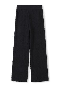 Zwarte brede broekspijpen van een gestructureerde, gekreukte stof. Voorzien van een elastische tailleband en valt recht tot de enkel met een losse pasvorm.