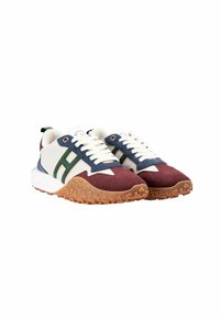 Zapatillas con una mezcla de paneles burdeos, marino y blancos. Materiales de ante y malla, suela de goma con un patrón texturizado y diseño de cordones.