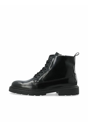 Bottine en cuir noir brillant à lacets avec semelle épaisse en caoutchouc et languette à l'arrière, vue de profil sur fond blanc.
