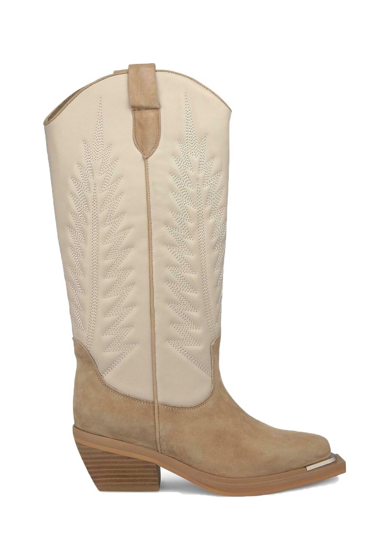 Bota vaquera marrón con sección inferior de ante y parte superior beige, que presenta patrones de hojas en relieve y un tacón de madera apilada.