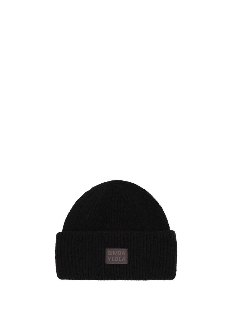 Gorro de canalé negro con dobladillo y un pequeño parche de logo marrón con la inscripción "BIMBA Y LOLA" en la parte frontal. Está hecho de tejido de punto texturizado.