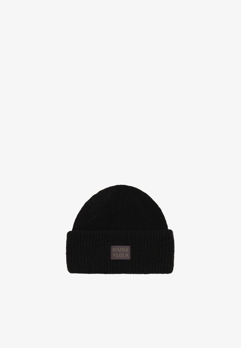 Gorro de canalé negro con dobladillo y un pequeño parche de logo marrón con la inscripción "BIMBA Y LOLA" en la parte frontal. Está hecho de tejido de punto texturizado.
