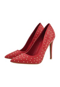 Scarpe con tacco alto in pelle rossa, con punte affusolate, decorate con borchie dorate sulla parte superiore. I tacchi sono in stile stiletto, aggiungendo altezza.