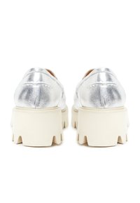 Zilveren metalen schoenen met een chunky witte zool. Het ontwerp heeft een gladde textuur en een ronde achterkant met een gestikte afwerking.