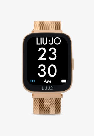 Reloj inteligente Liu Jo con caja cuadrada en tono dorado, correa de malla metálica, pantalla negra y textos numéricos y de marca en blanco. Icono de batería destacado.