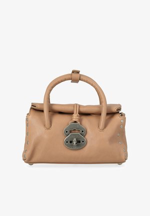 Sac à main en cuir beige avec poignées arrondies, fermeture à serrure métallique et détails en rivets argentés le long des côtés.