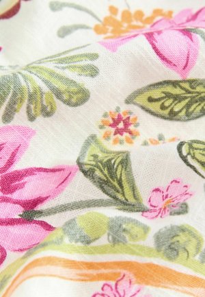 Floralny wzór tkaniny z różowymi i pomarańczowymi kwiatami oraz zielonymi liśćmi na beżowym tle. Miękka tekstura o wplecionym wyglądzie.