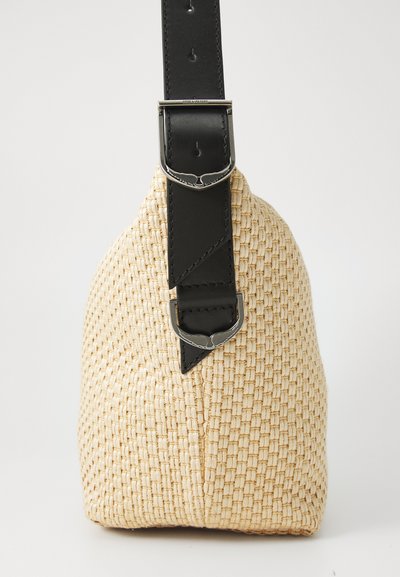 Borsa intrecciata beige con superficie strutturata, dotata di una tracolla regolabile in pelle nera e di una fibbia argentata per la chiusura.