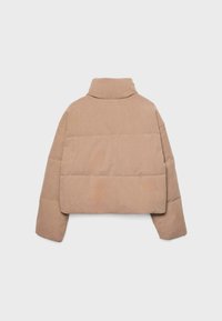 Krótka, beżowa puchowa kurtka z wysokim kołnierzem, charakteryzująca się pikowanym wykończeniem i skróconym krojem. Gładki materiał bez widocznych elementów metalowych.