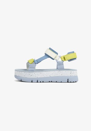 Blauer und weißer Plattform-Sandaletten mit bunt-blockierten Riemen in Blau, Grün und Weiß, einer gesprenkelten Sohle und verstellbaren Funktionen.