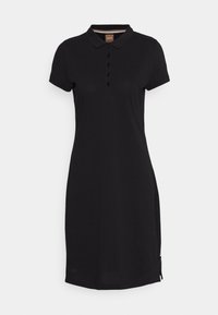 Robe polo noire à manches courtes, avec une patte de boutonnage, des fentes latérales et des détails de logo subtils. Fabriquée en tissu doux et respirant.